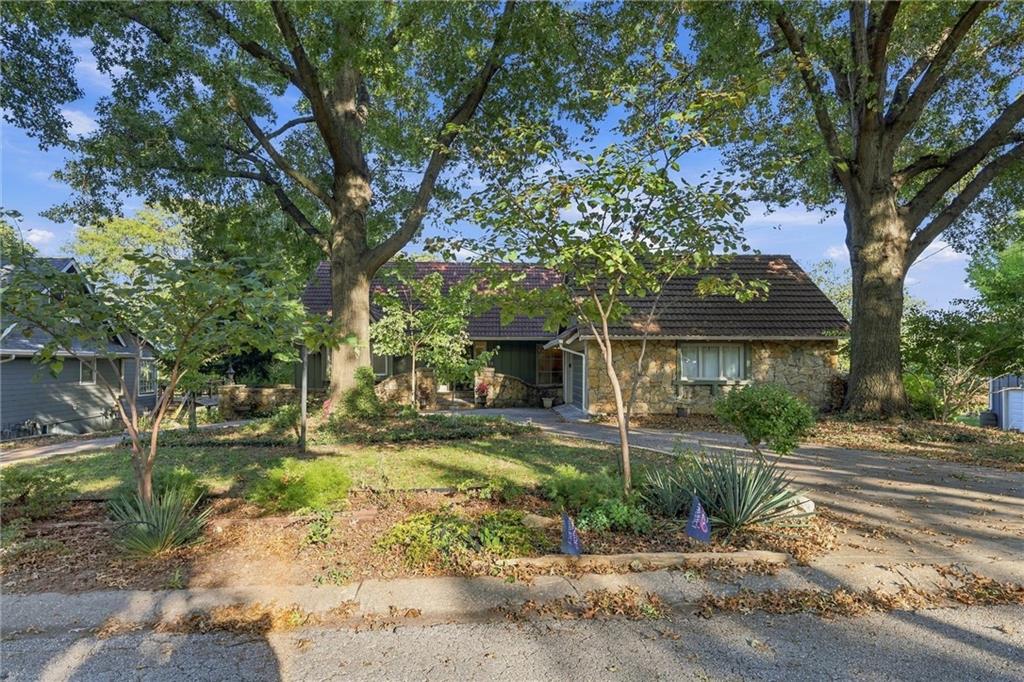 Photo of 6825 Lakeshore Drive Raytown MO 64133
