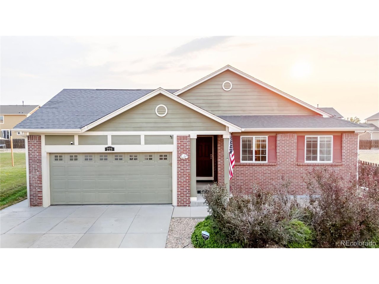 Photo of 223 S New Castle Way Aurora CO 80018