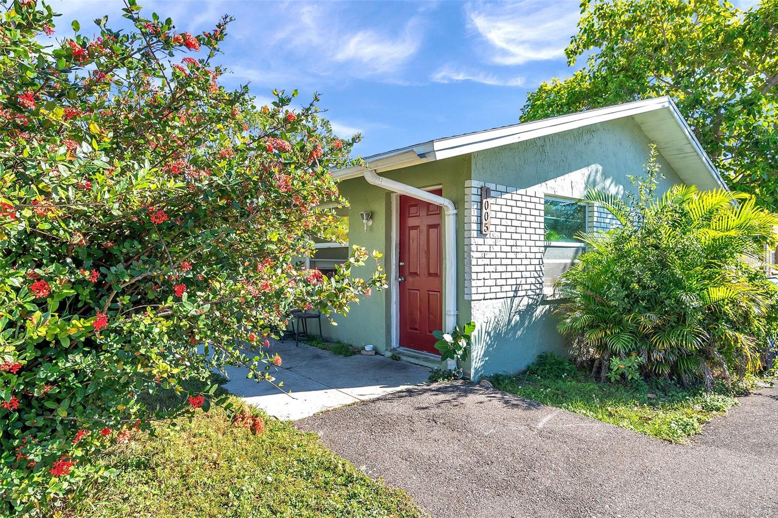 Photo of 1005 LAKE PALMS DRIVE LARGO FL 33771