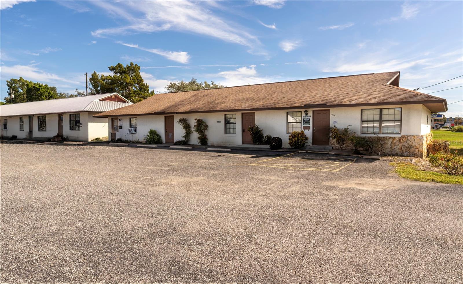 Photo of 915 E ALFRED STREET TAVARES FL 32778