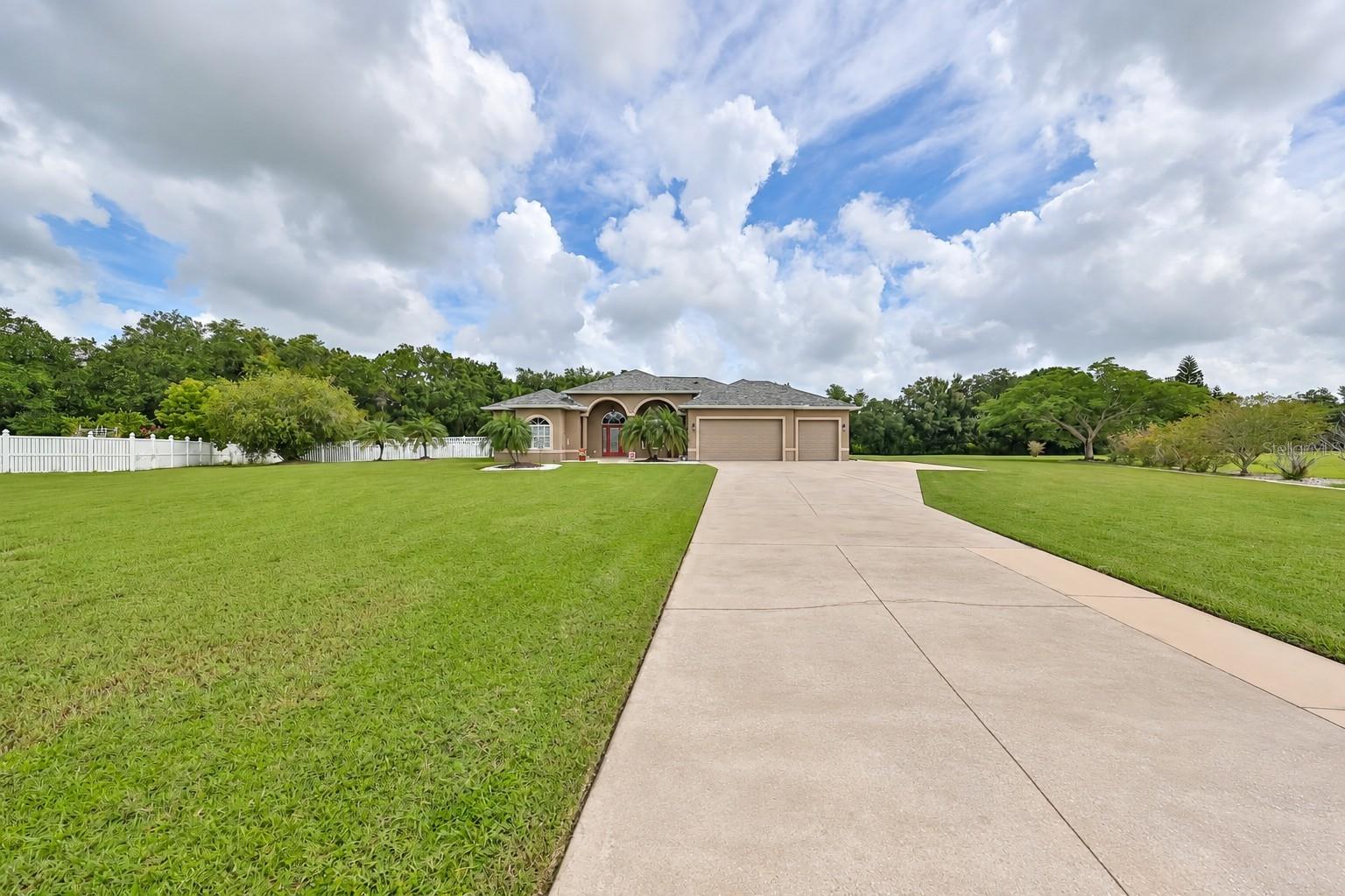 Photo of 17706 BRIDLEWOOD COURT PARRISH FL 34219