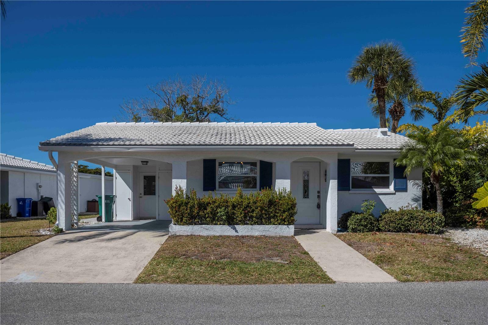 Photo of 563 SPANISH DRIVE LONGBOAT KEY FL 34228