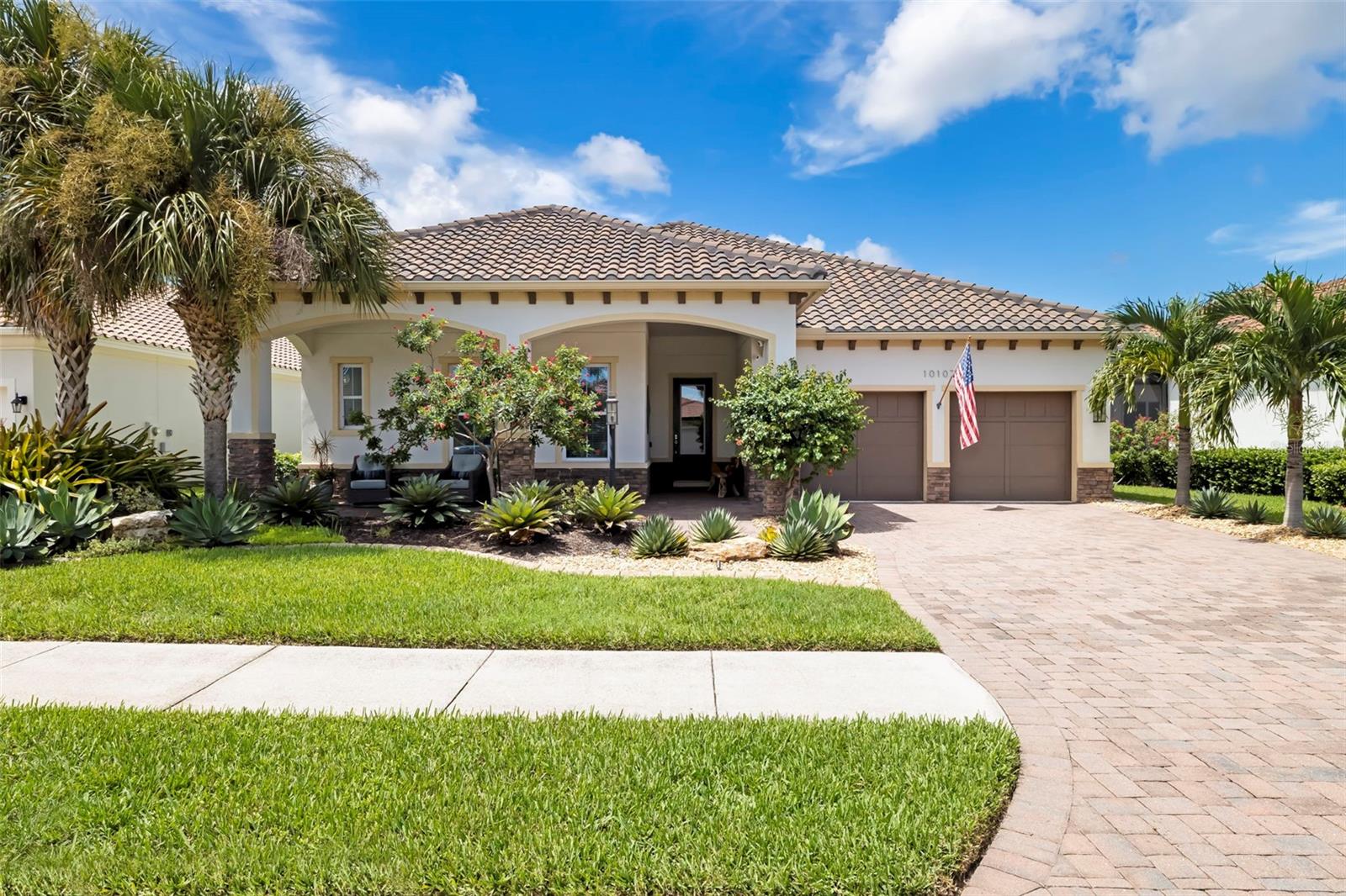 Photo of 10107 CARNOUSTIE PLACE BRADENTON FL 34211