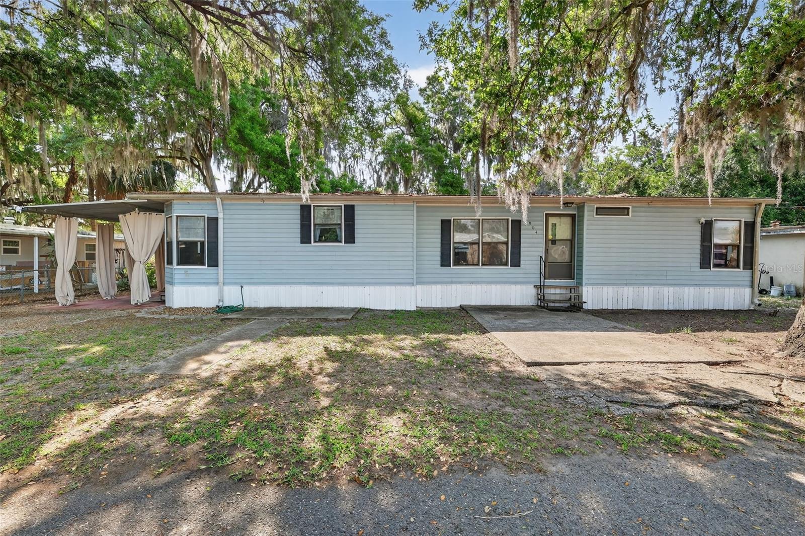 Photo of 904 MAPLEWOOD STREET TAVARES FL 32778