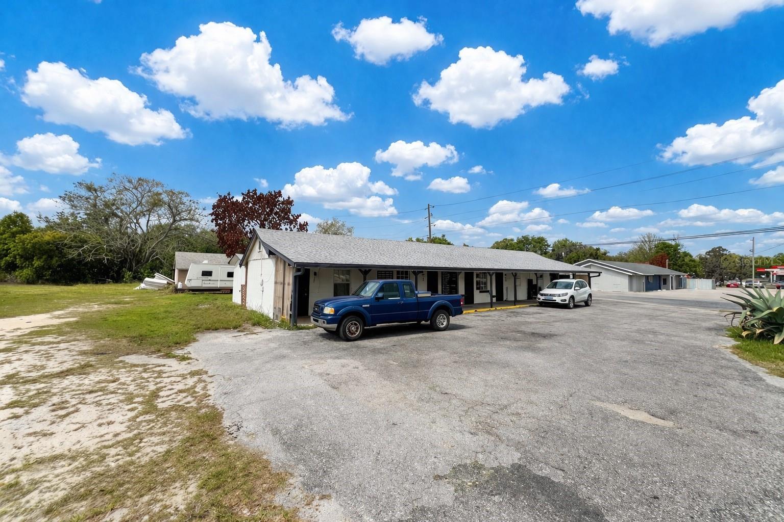 Photo of 617 E MYERS BOULEVARD MASCOTTE FL 34753