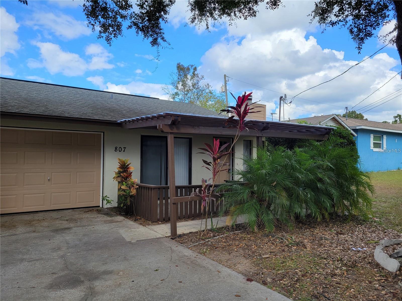 Photo of 807 MCLAIN COURT TAVARES FL 32778