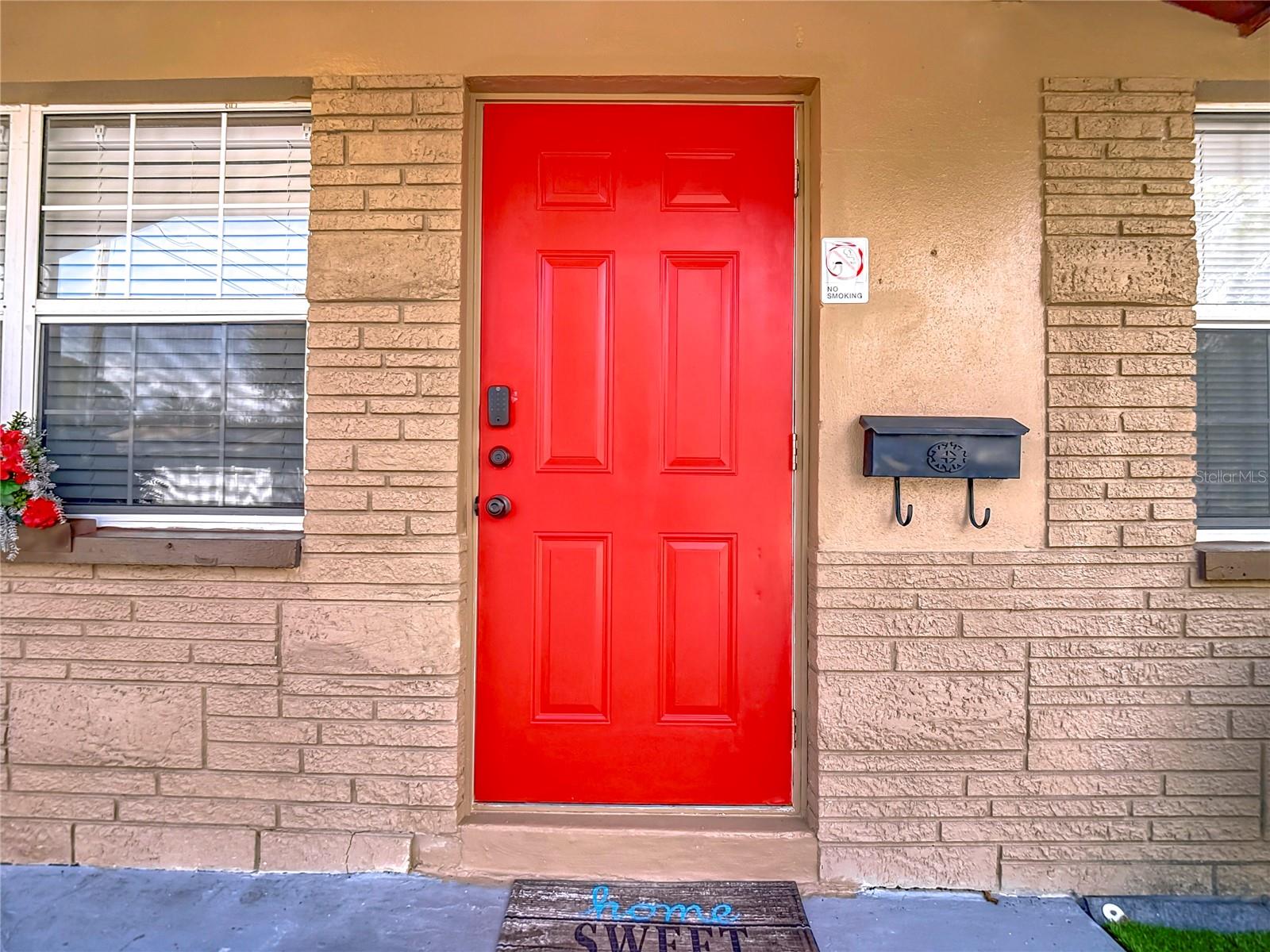 Photo of 220 SE JEFFERSON CIRCLE ST PETERSBURG FL 33703