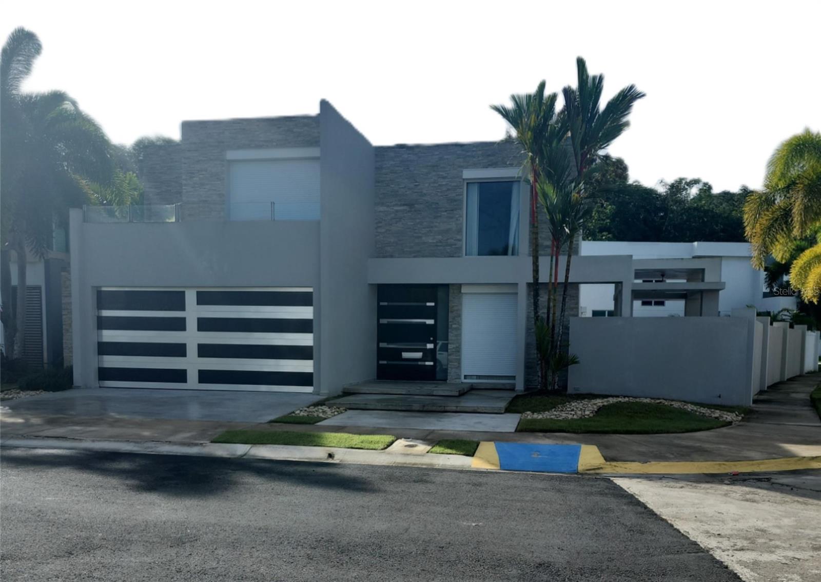 Photo of 4 ADONIDIA #HH39 BAYAMON PR 00956