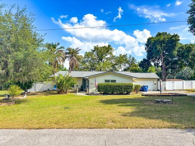 Photo of 121 E PINE ST HOWEY IN THE HILLS FL 34737