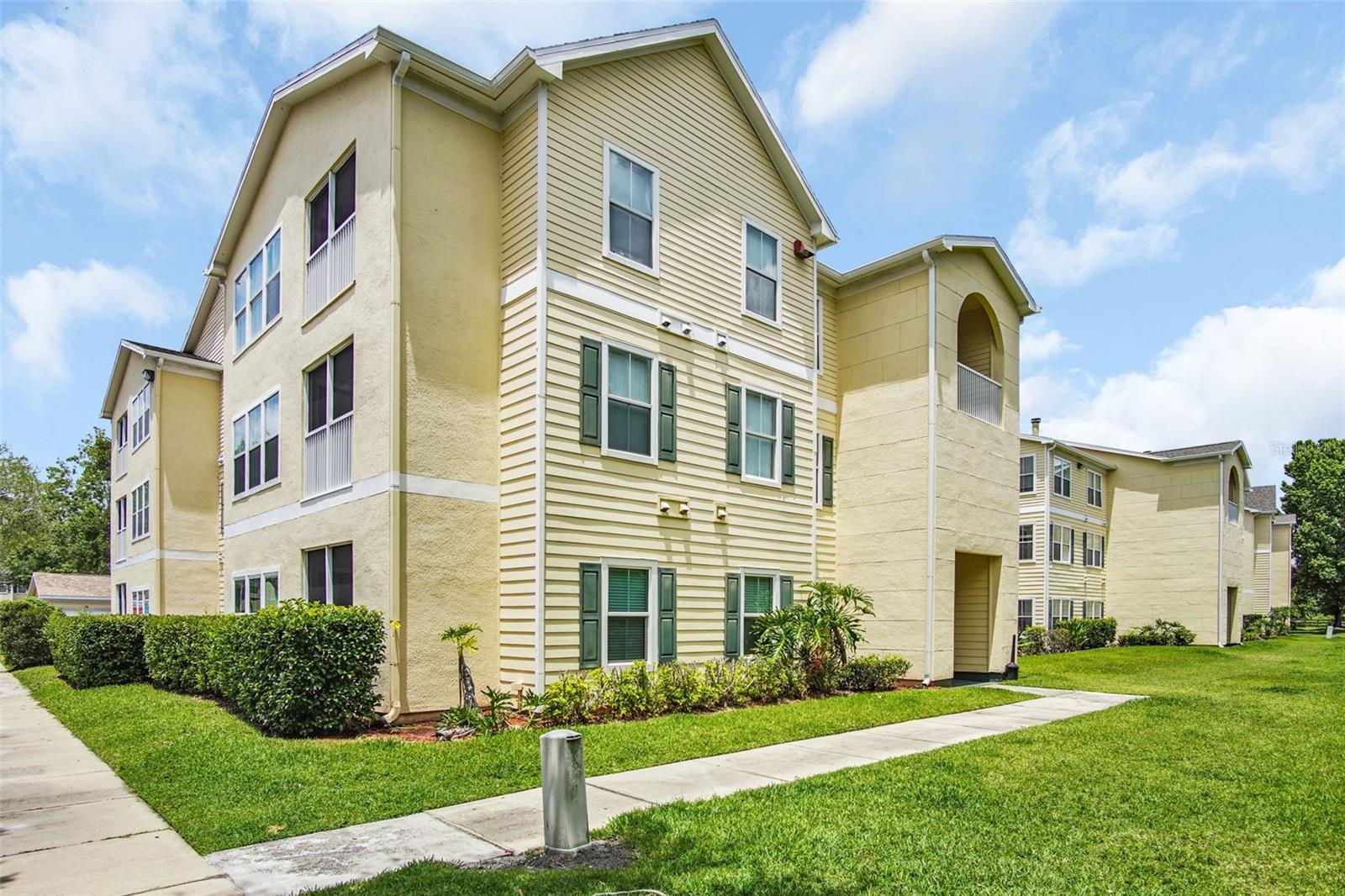 Photo of 18245 BRIDLE CLUB DRIVE #18245 TAMPA FL 33647