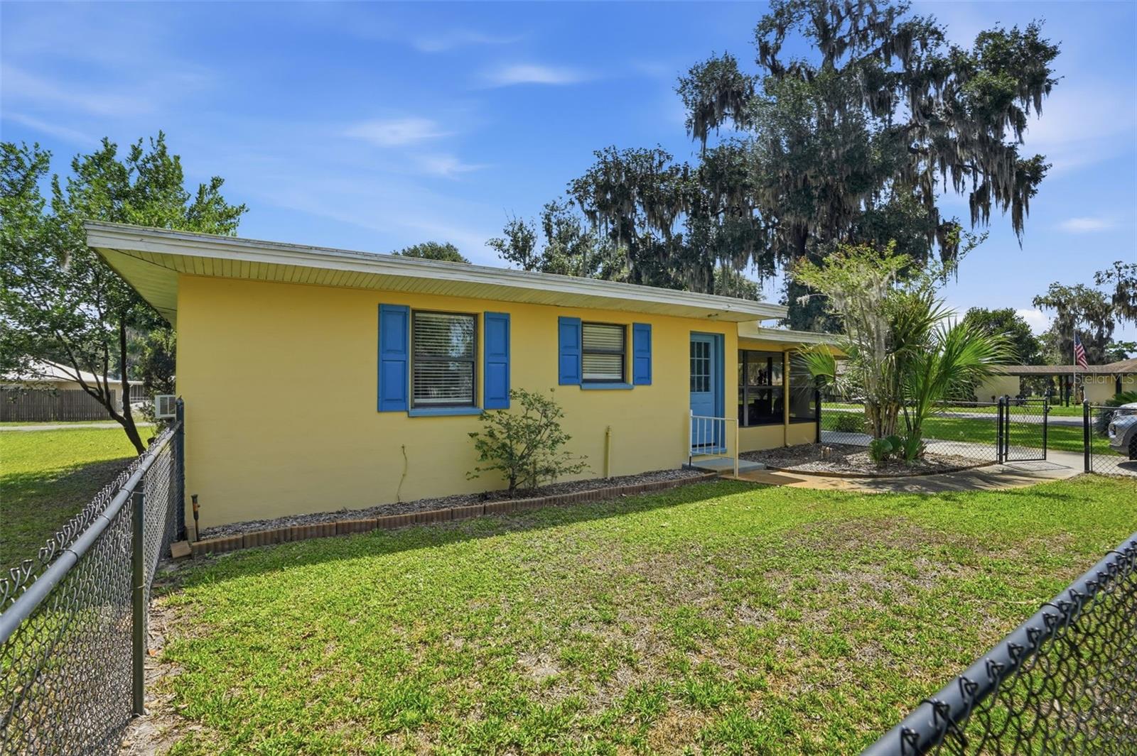 Photo of 951 CR 453 LAKE PANASOFFKEE FL 33538