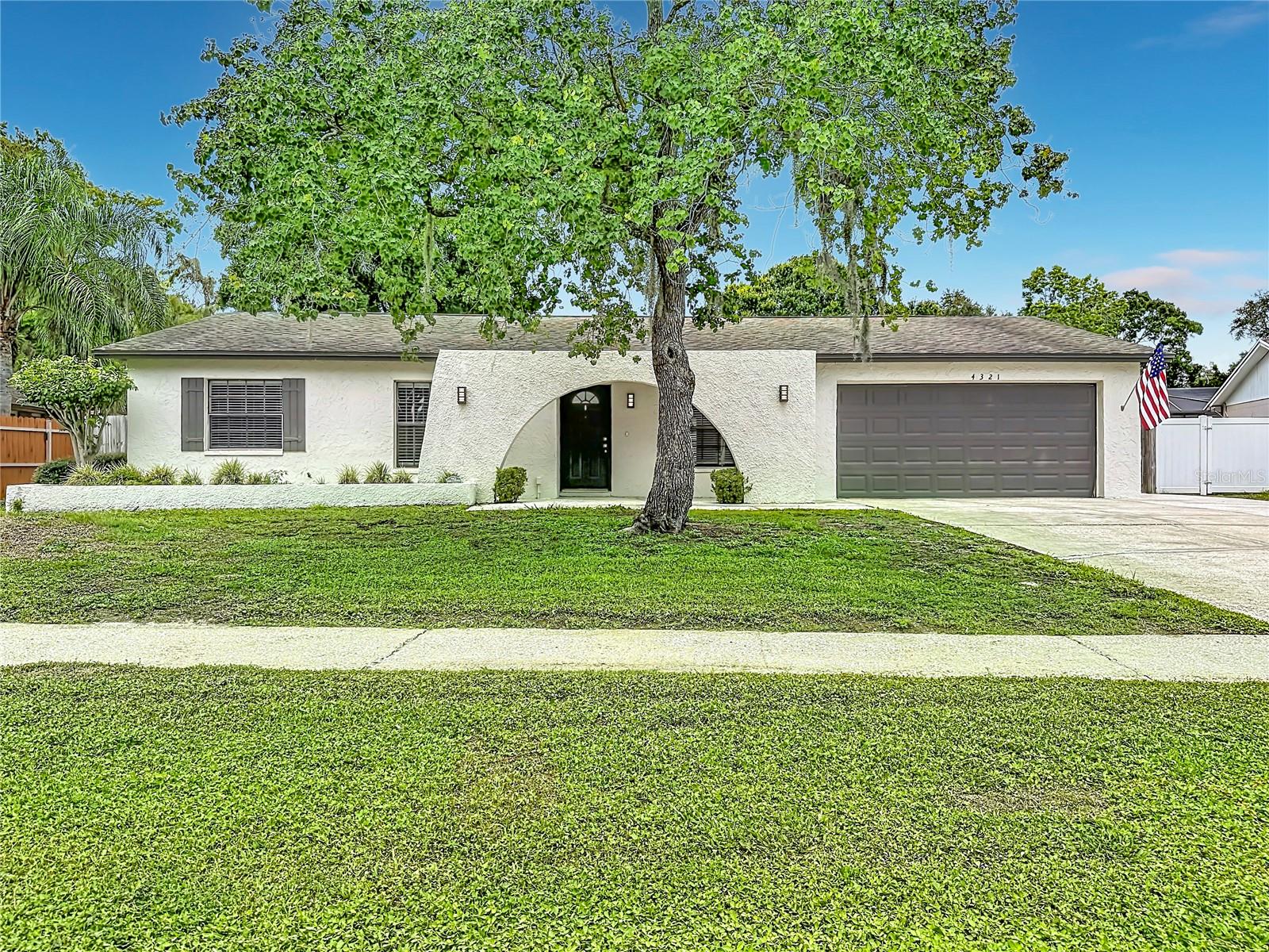 Photo of 4321 FOXGLEN LANE TAMPA FL 33624