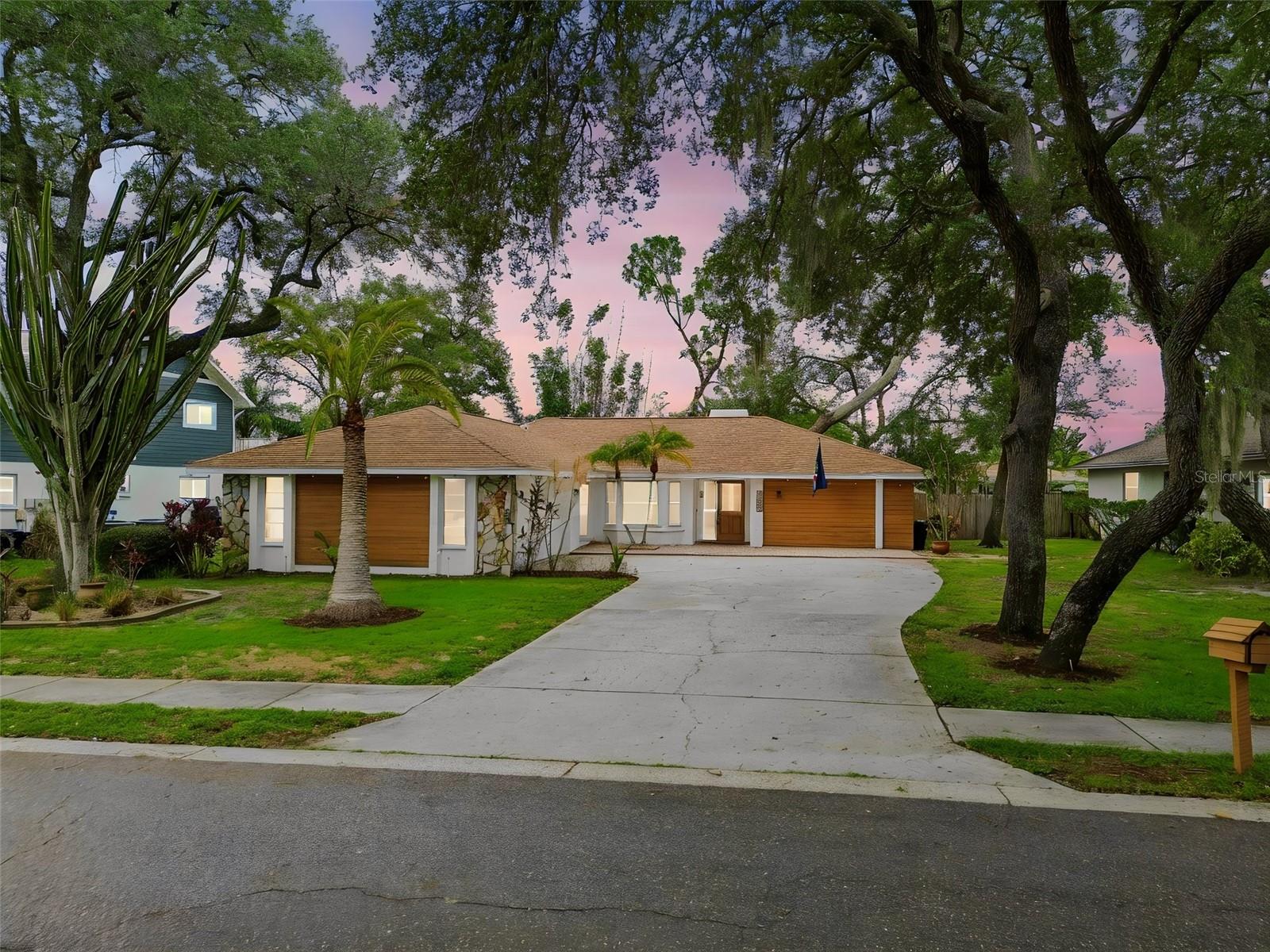 Photo of 1425 POINSETTIA AVENUE TARPON SPRINGS FL 34689