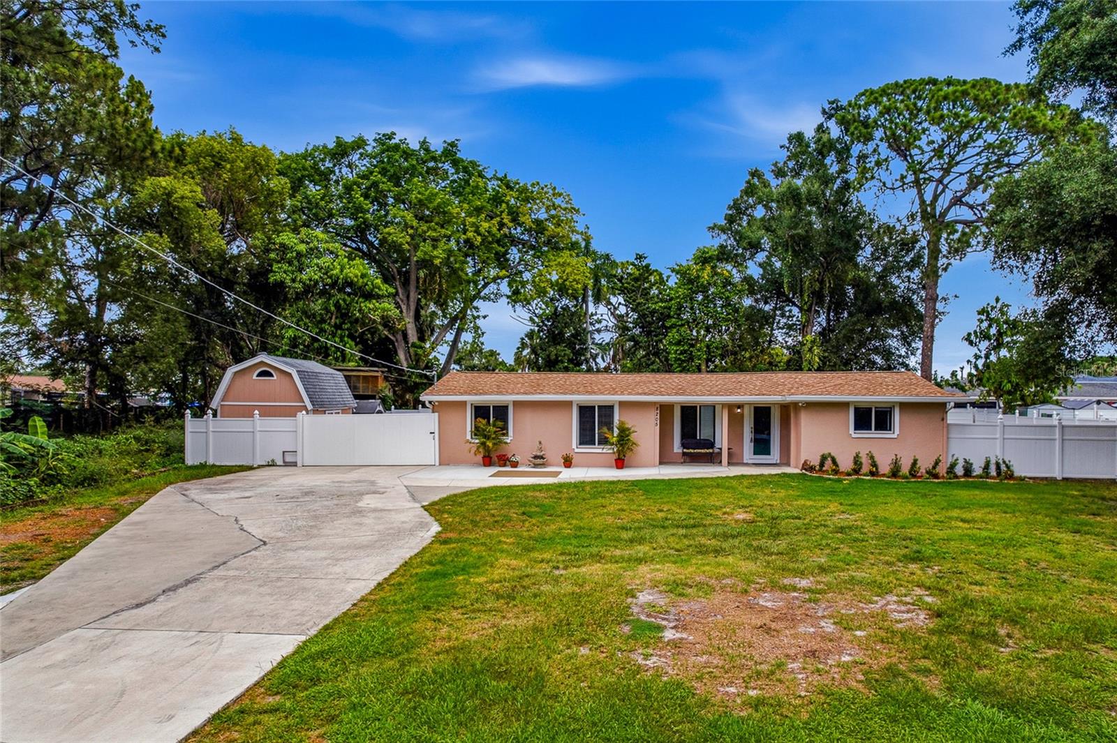 Photo of 8205 WESTRIDGE DRIVE TAMPA FL 33615