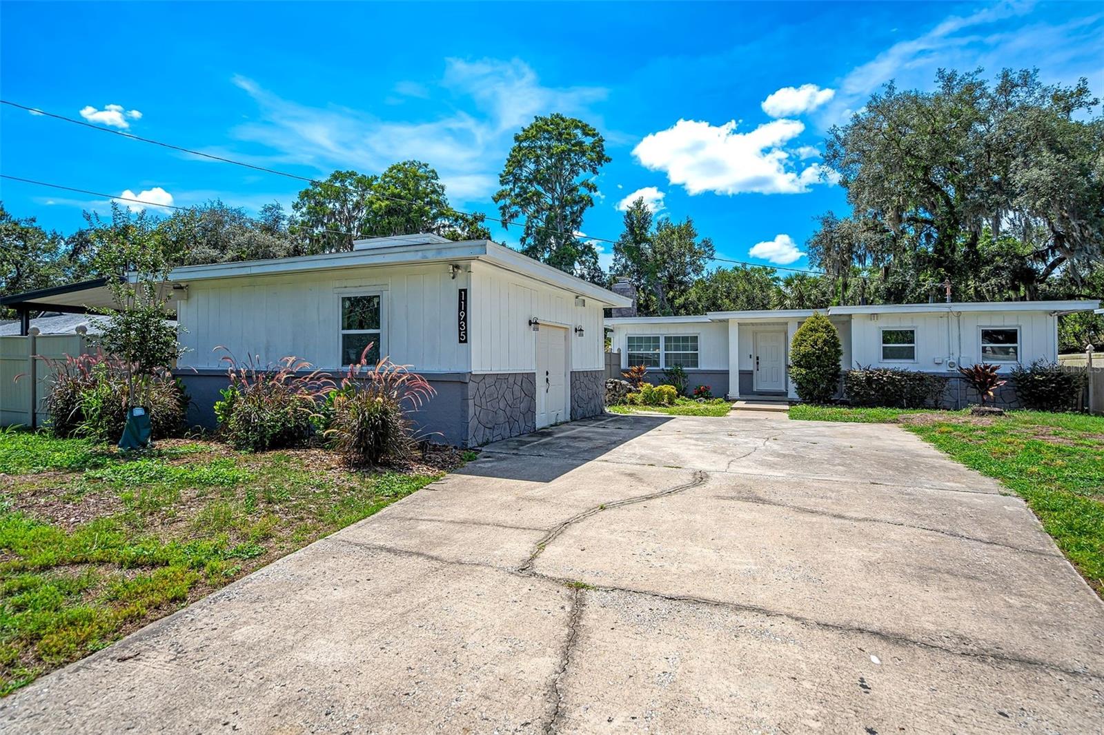 Photo of 11935 RIVERHILLS DRIVE TAMPA FL 33617