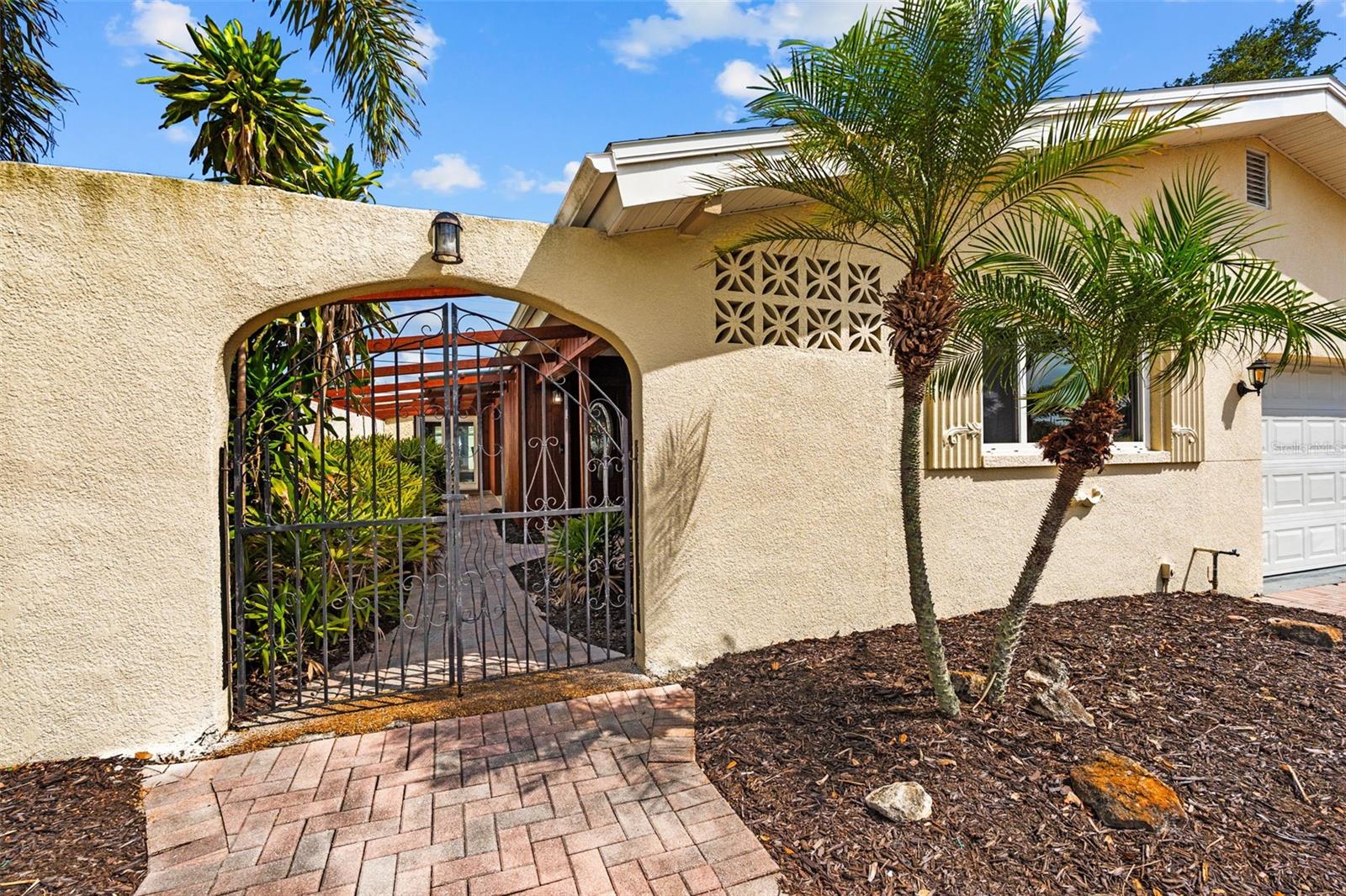 Photo of 10472 ORANGE BLOSSOM LANE SEMINOLE FL 33772