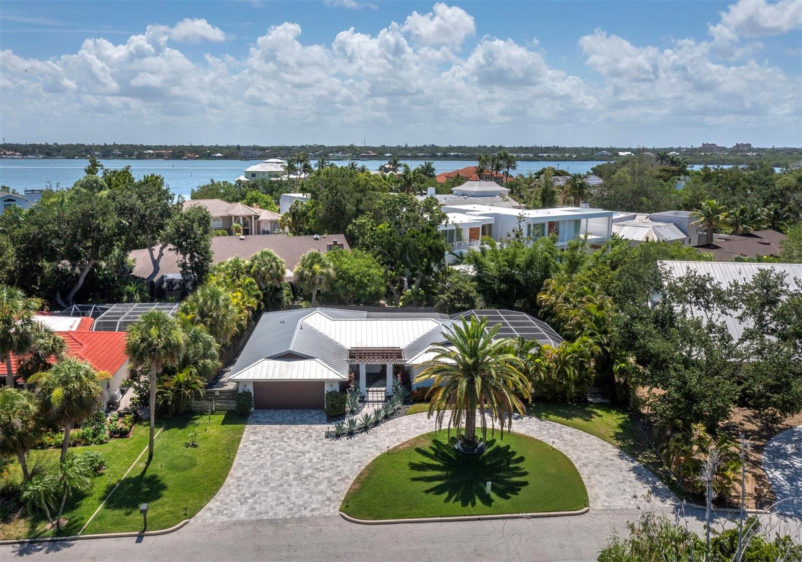 Photo of 622 TROPICAL CIRCLE SARASOTA FL 34242