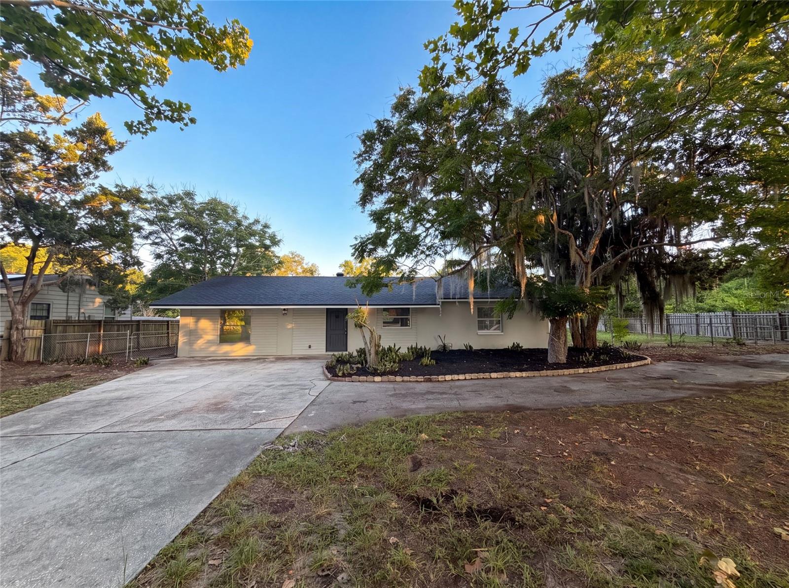 Photo of 827 DORA AVENUE TAVARES FL 32778