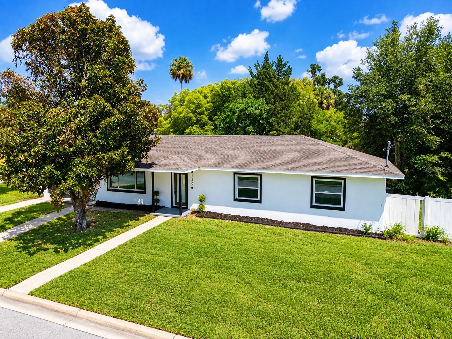 Photo of 180 N KENTUCKY AVENUE UMATILLA FL 32784
