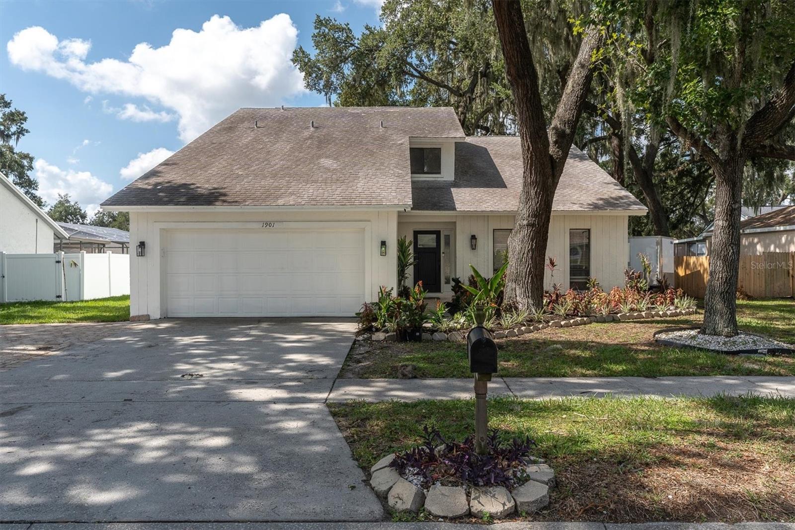 Photo of 1901 LANDSIDE DRIVE VALRICO FL 33594
