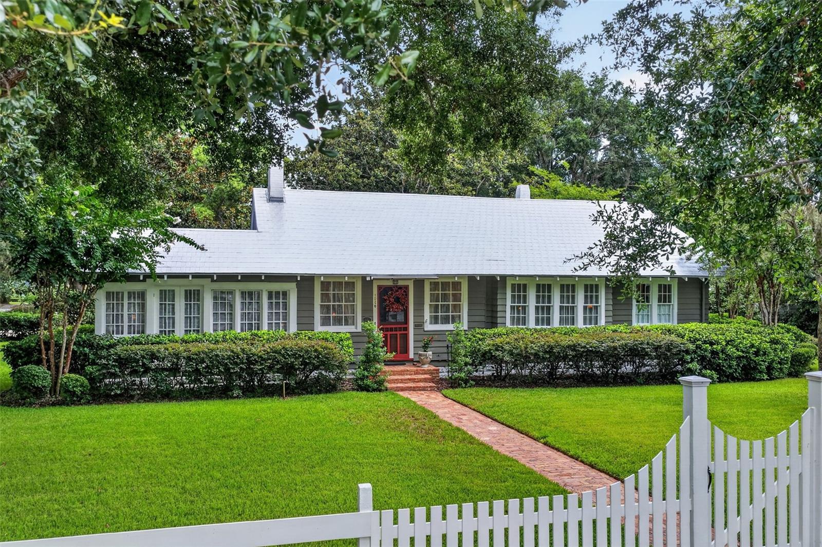 Photo of 1046 N MCDONALD STREET MOUNT DORA FL 32757