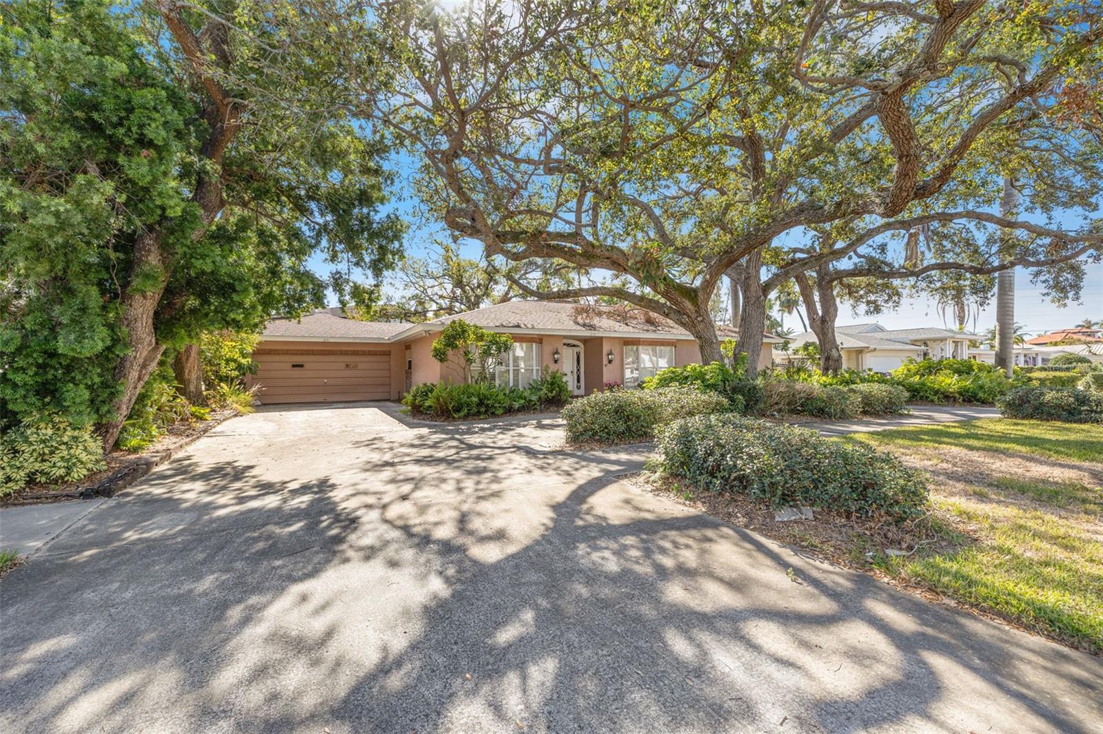 Photo of 215 SNELL ISLE BOULEVARD ST PETERSBURG FL 33704