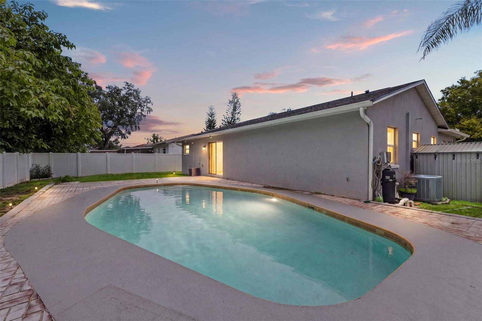 Photo of 560 ROBIN HILL CIRCLE BRANDON FL 33510