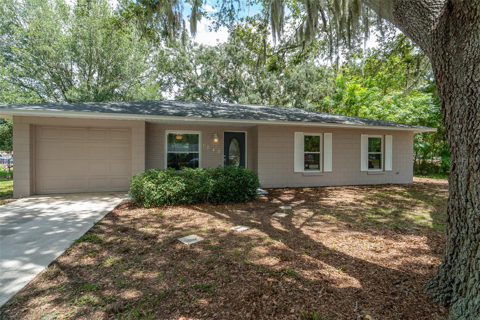 Photo of 1049 BIRCH BOULEVARD TAVARES FL 32778