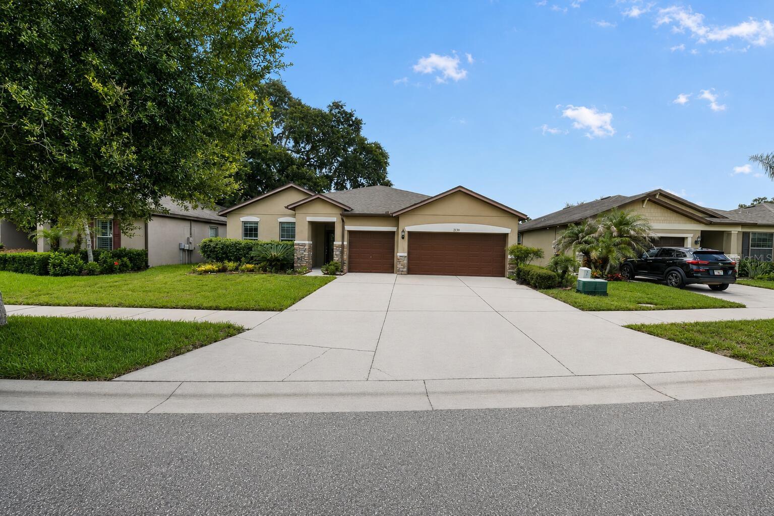 Photo of 2130 LANDSIDE DRIVE VALRICO FL 33594