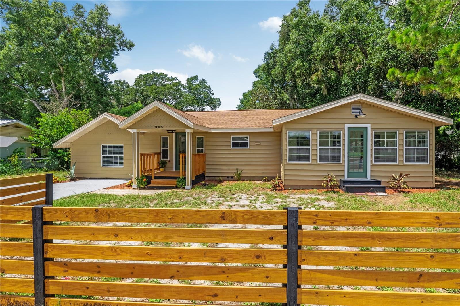 Photo of 305 S ROSSITER STREET MOUNT DORA FL 32757