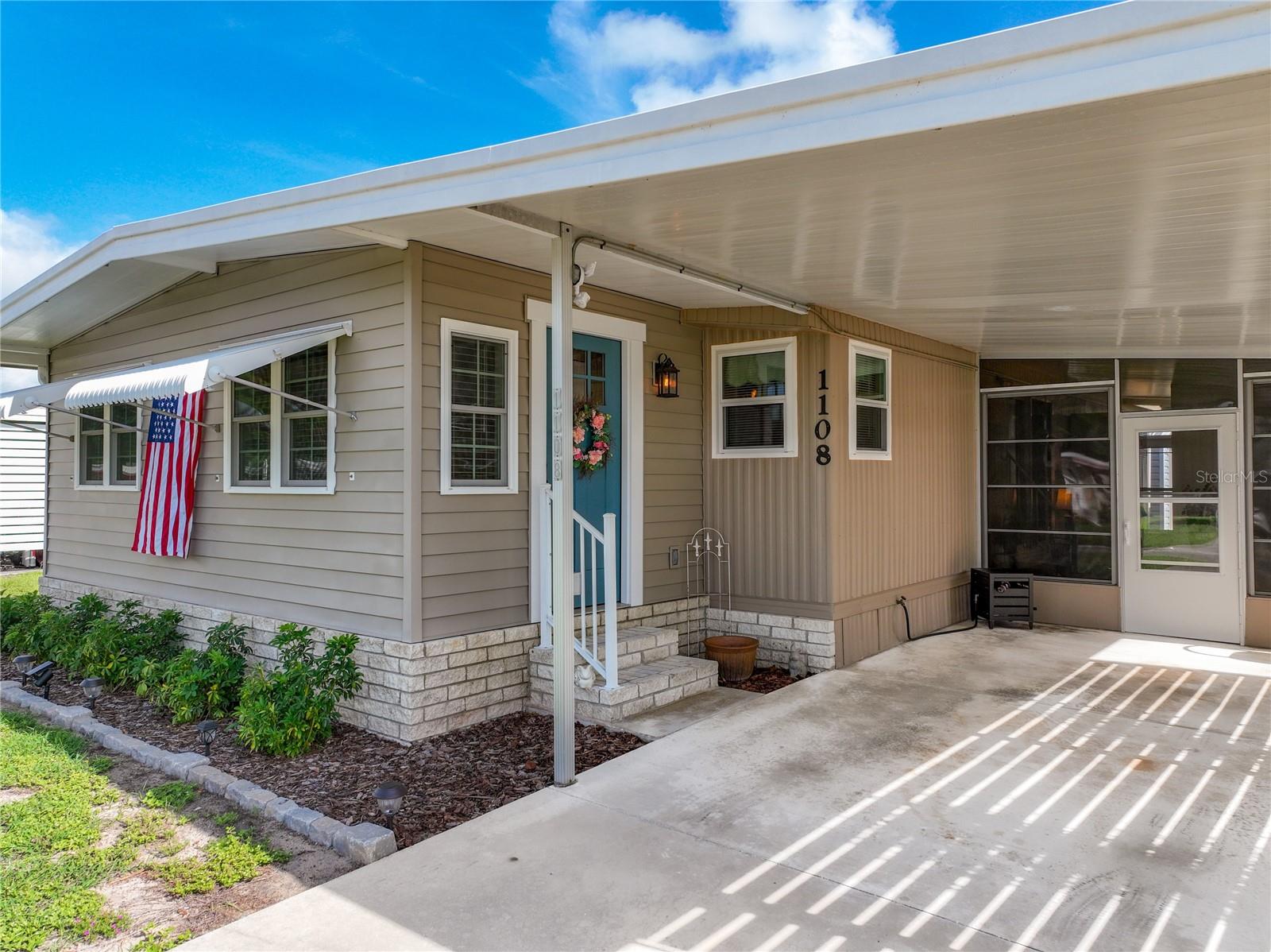 Photo of 1108 NASSAU CIRCLE TAVARES FL 32778