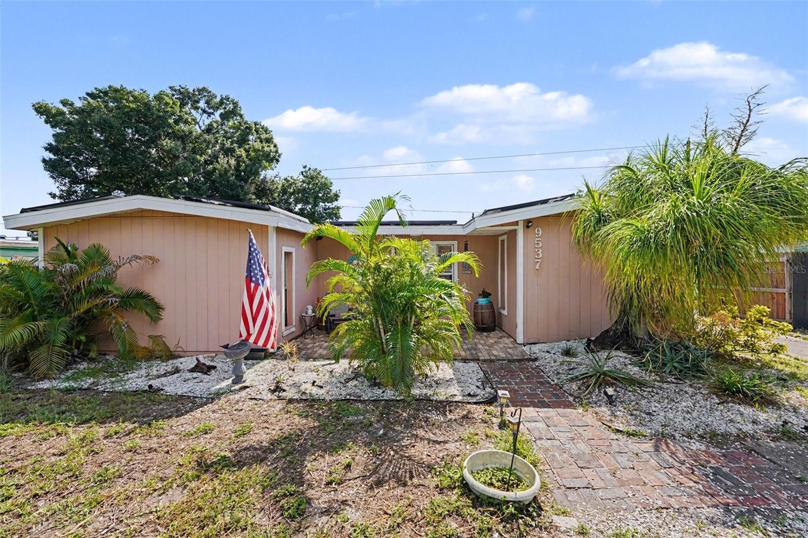 Photo of 9537 CRESTVIEW STREET SEMINOLE FL 33772
