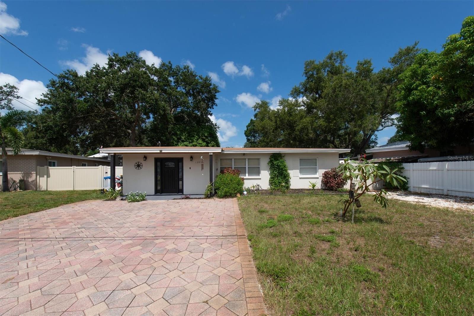 Photo of 12812 LAKE DRIVE LARGO FL 33774
