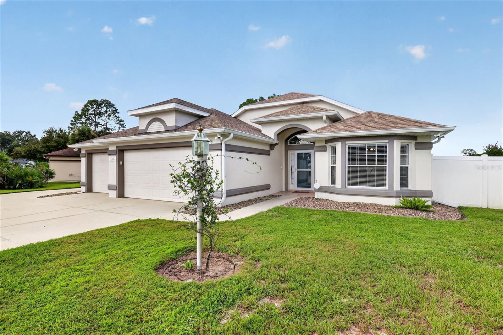 Photo of 11506 LAKE DR LEESBURG FL 34788