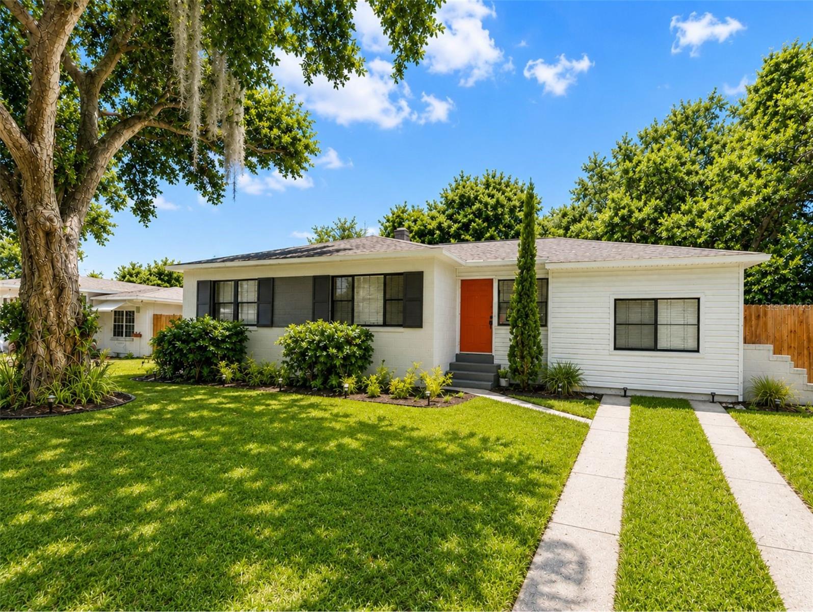 Photo of 1330 MONTEREY DRIVE EUSTIS FL 32726
