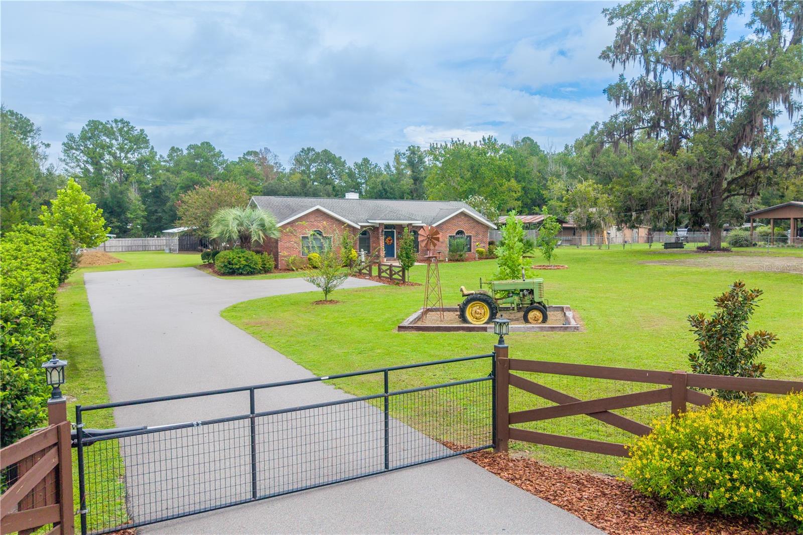 Photo of 11255 W COUNTY ROAD 18 LAKE BUTLER FL 32054