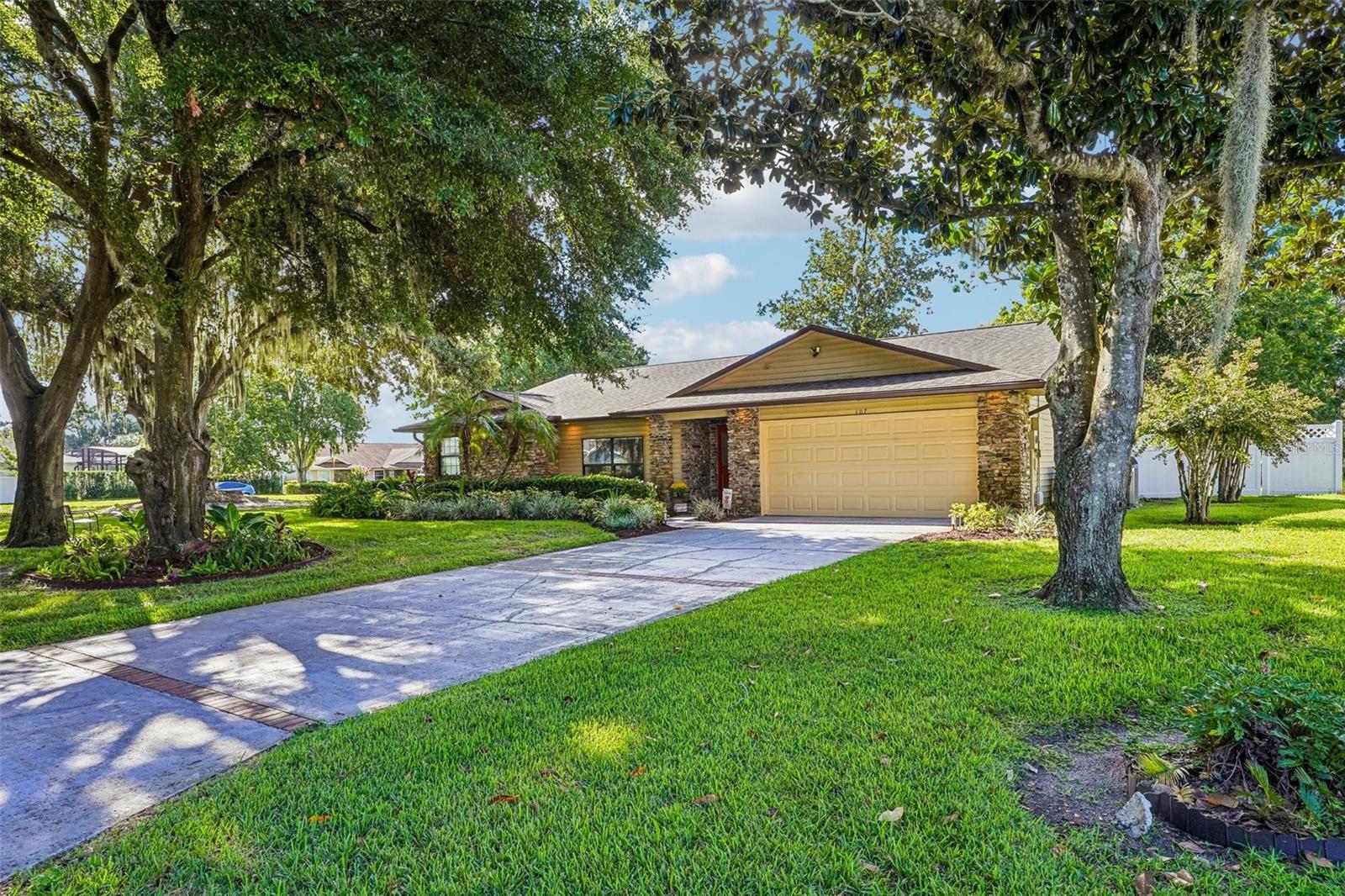 Photo of 107 SHOREWOOD COURT TAVARES FL 32778