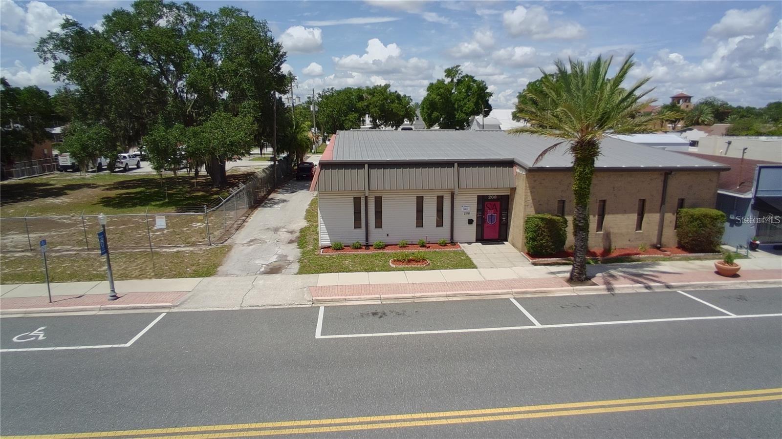 Photo of 208 E LAKE AVENUE AUBURNDALE FL 33823
