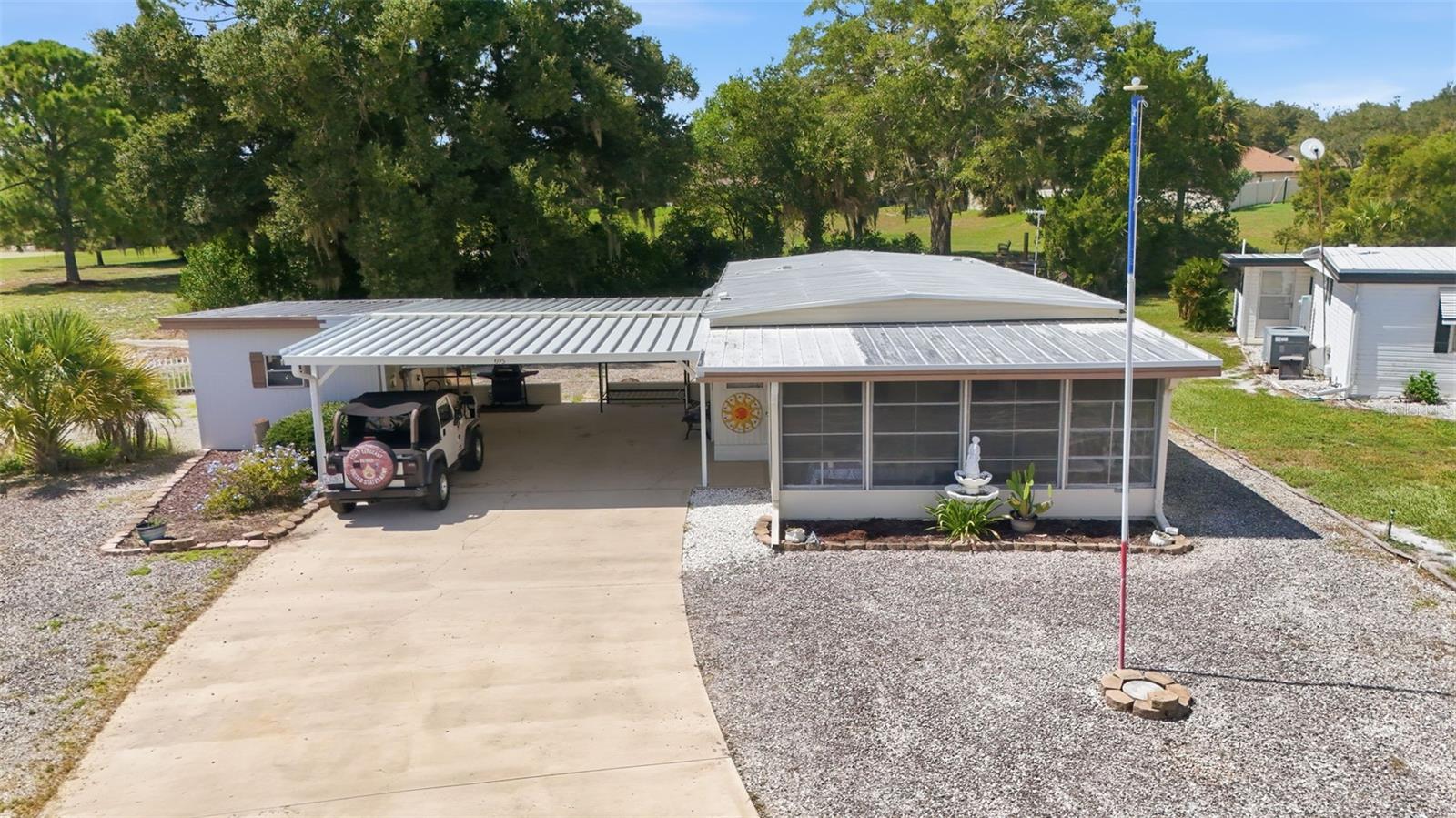 Photo of 695 BUCCANEER BOULEVARD TAVARES FL 32778