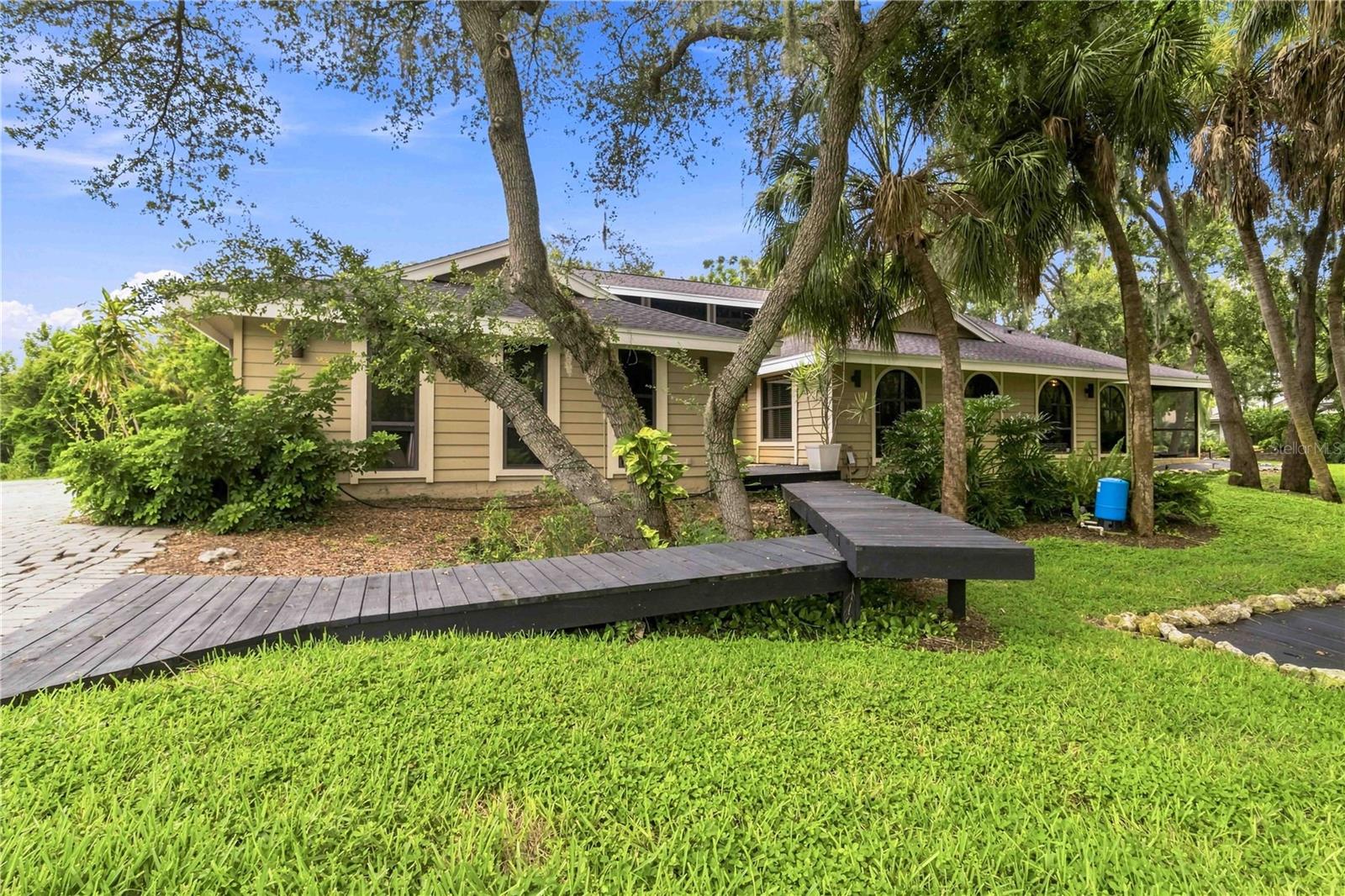 Photo of 902 DRAKESWOOD COURT SARASOTA FL 34232