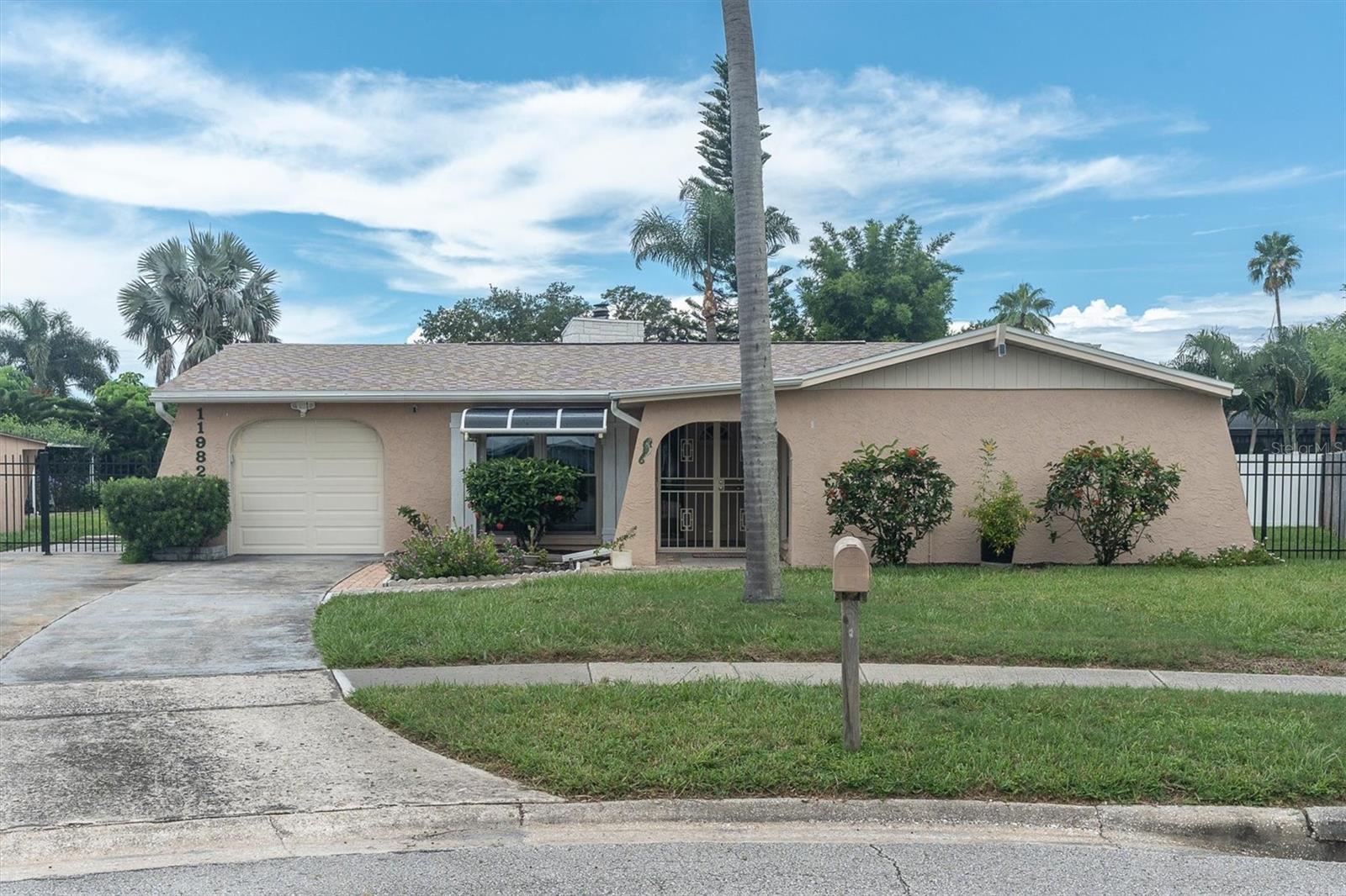 Photo of 11982 TANGELO COURT SEMINOLE FL 33772