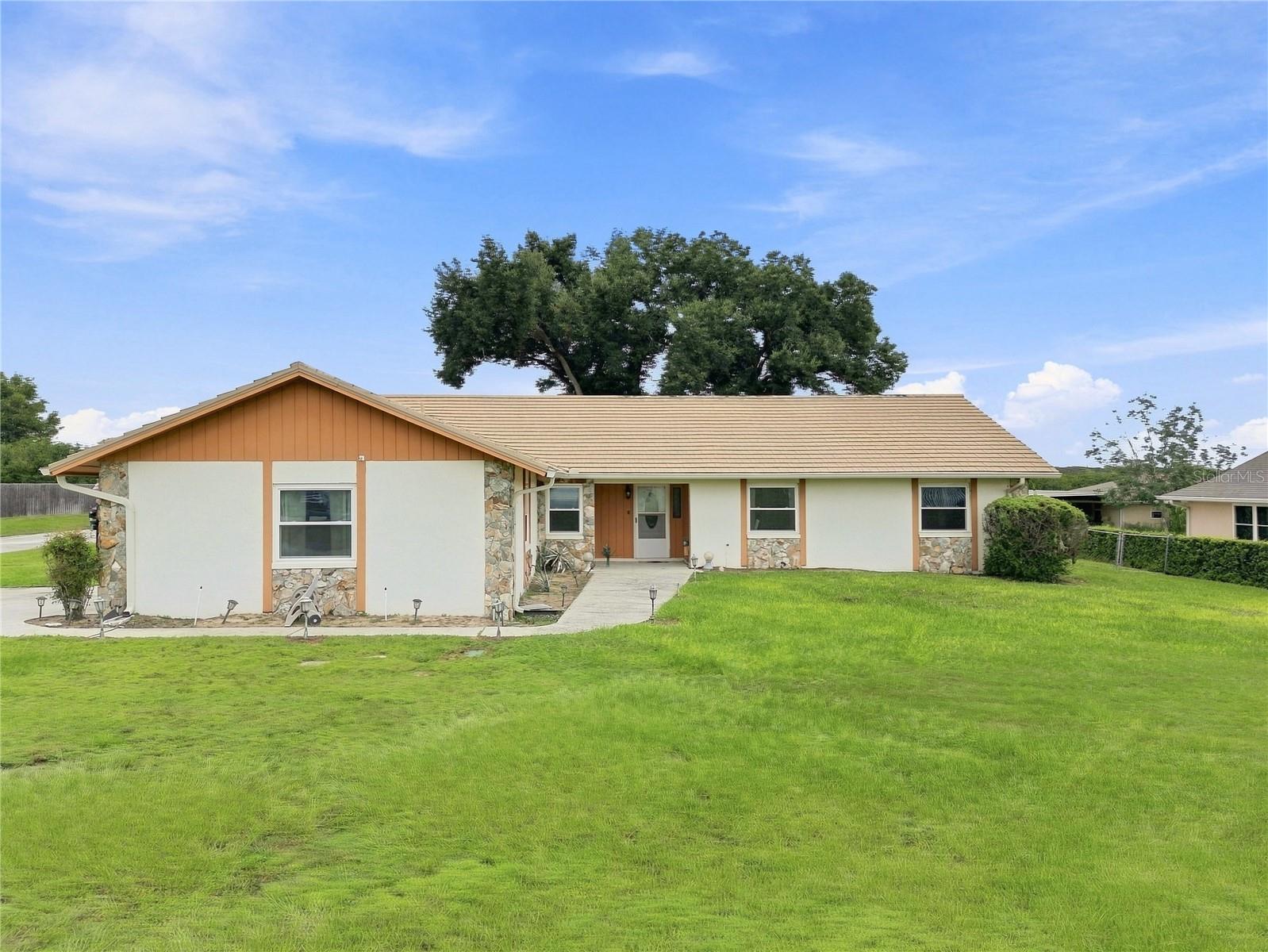 Photo of 12501 APALACHEE PLACE THONOTOSASSA FL 33592