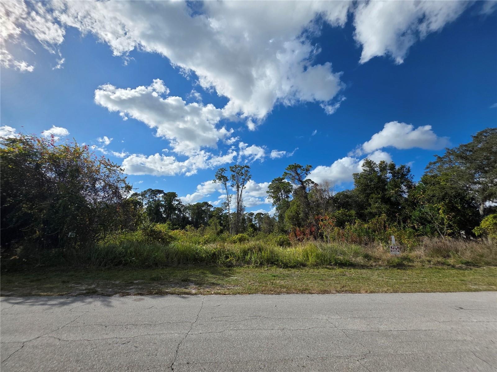Photo of 520 W KINGWAY DRIVE DELTONA FL 32725