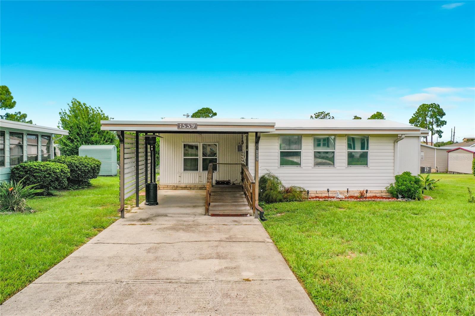 Photo of 1559 NASSAU CIRCLE TAVARES FL 32778