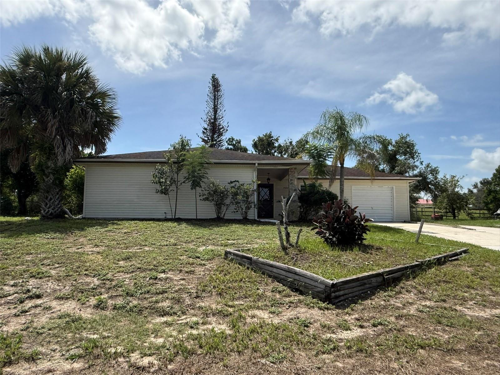 Photo of 2024 BEL OMBRE CIRCLE LAKE WALES FL 33898