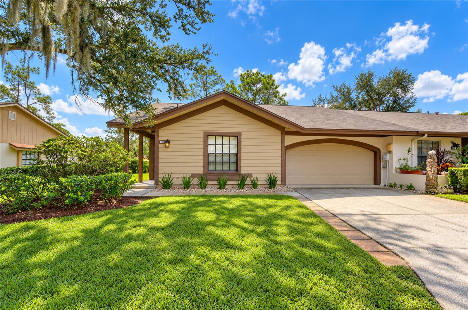 Photo of 3942 SHORESIDE CIRCLE TAMPA FL 33624