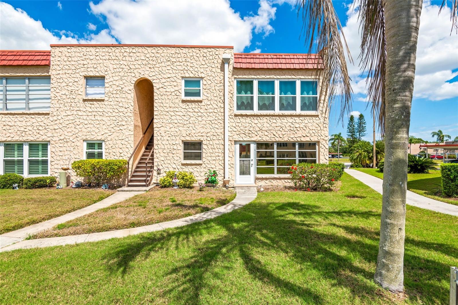 Photo of 101 DOGWOOD CIRCLE SEMINOLE FL 33777