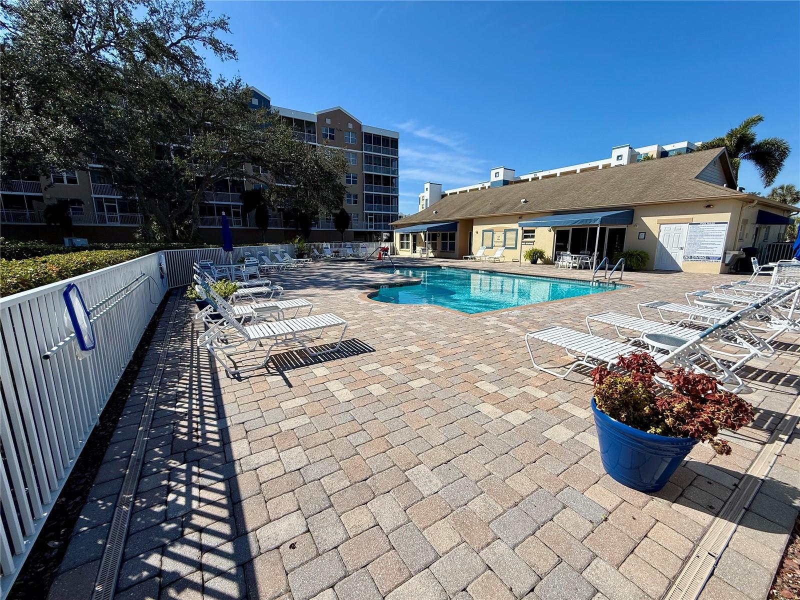 Photo of 960 STARKEY ROAD #10501 LARGO FL 33771