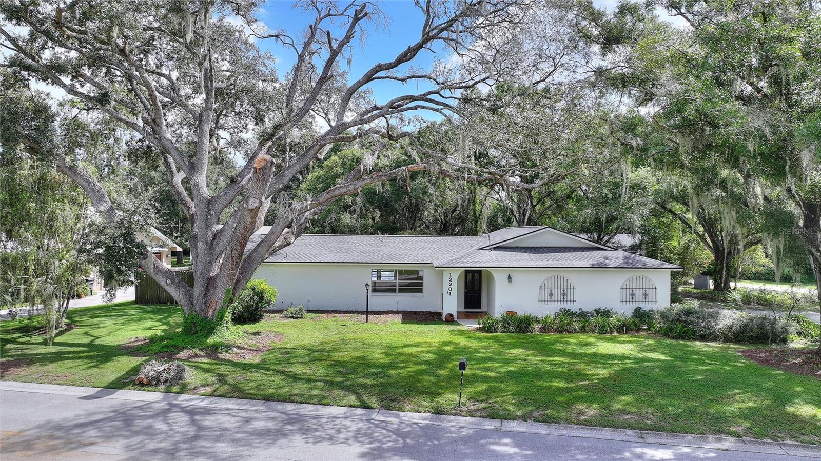 Photo of 12201 ELSMERE COURT THONOTOSASSA FL 33592