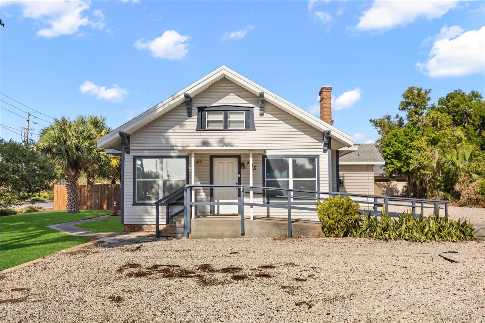 Photo of 305 N SINCLAIR AVENUE TAVARES FL 32778